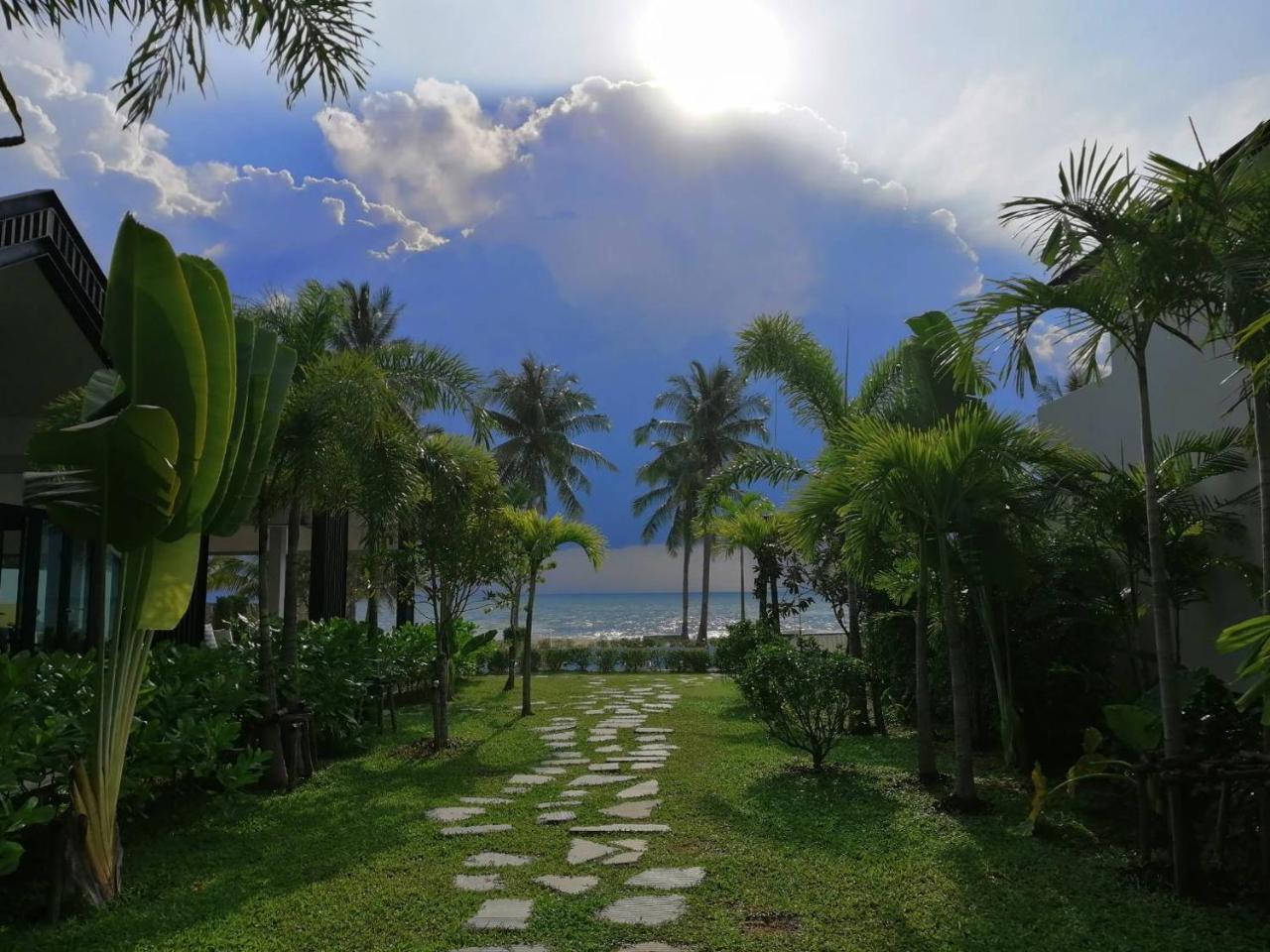Tungtong Beach Villas Thap Sakae Екстериор снимка